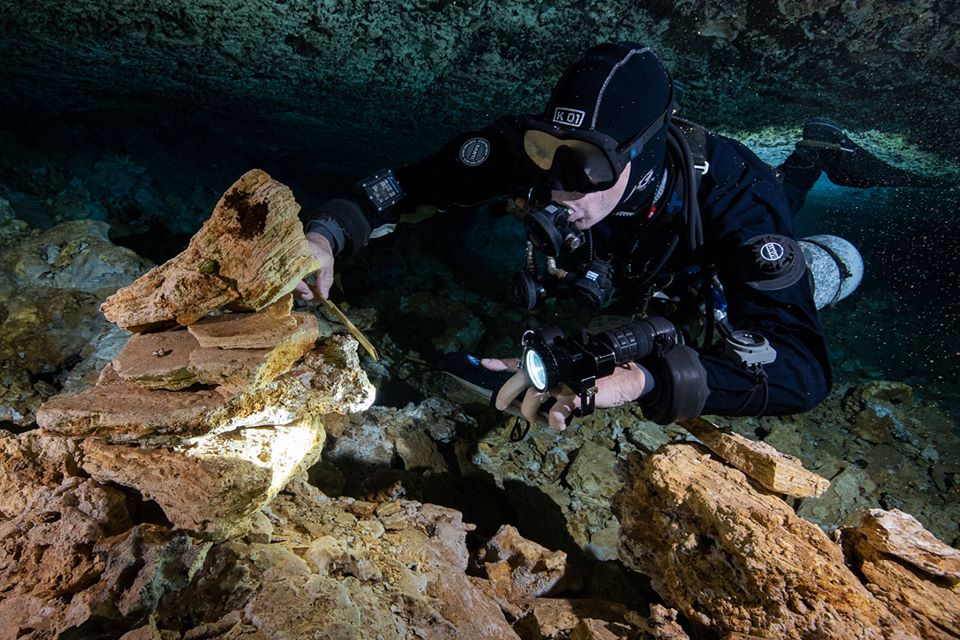 diver exploring fossils cave interior prehistoric orchy mine mexico divers24.pl
