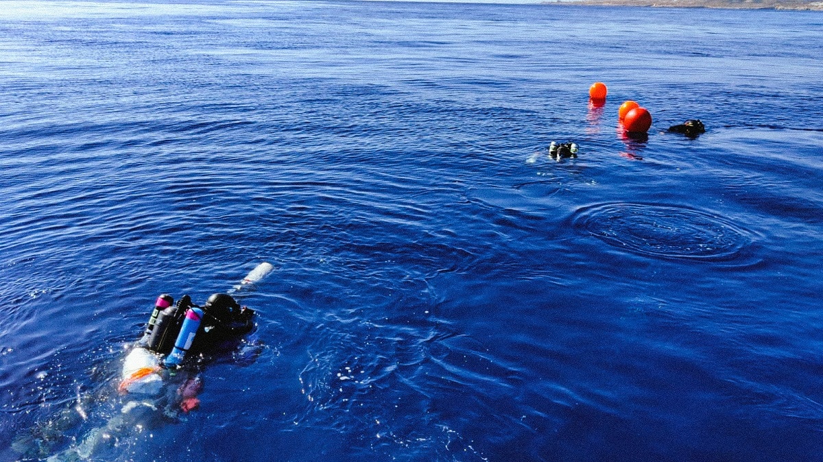 Divers heading to the wreck of HMS Urge