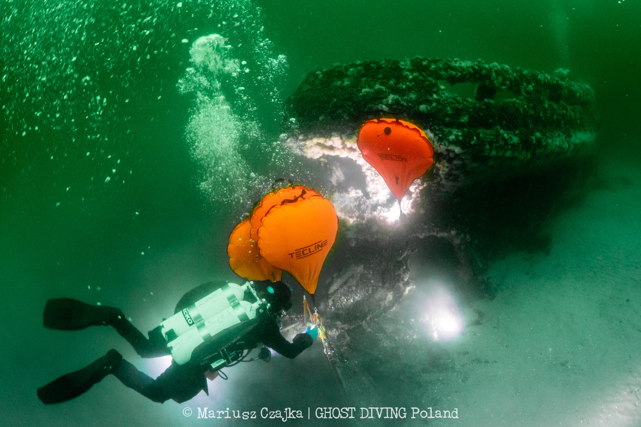 Divers extract nets with the help of lifting bags