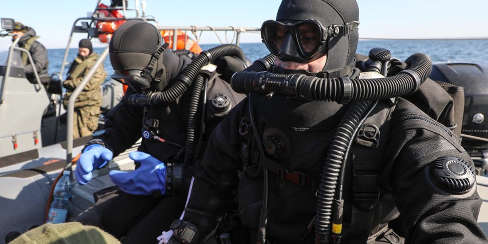 A group of mine divers neutralized a German torpedo from World War II