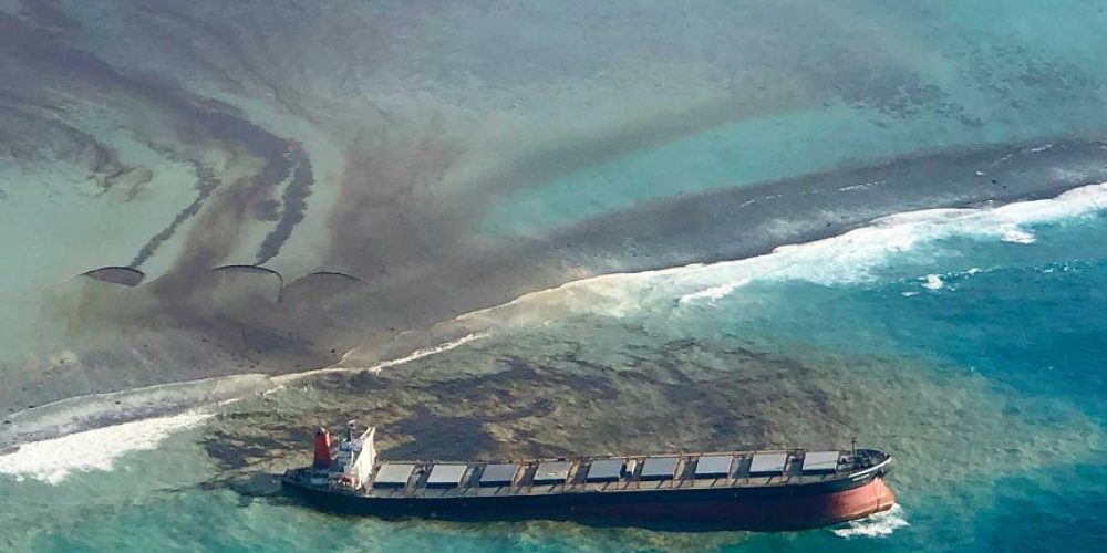 Huge oil spill from a tanker in Mauritius!