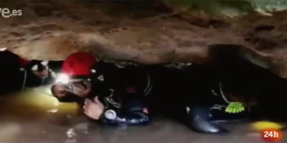 Missing cave diver found alive in dry chamber after 48 hrs! – video