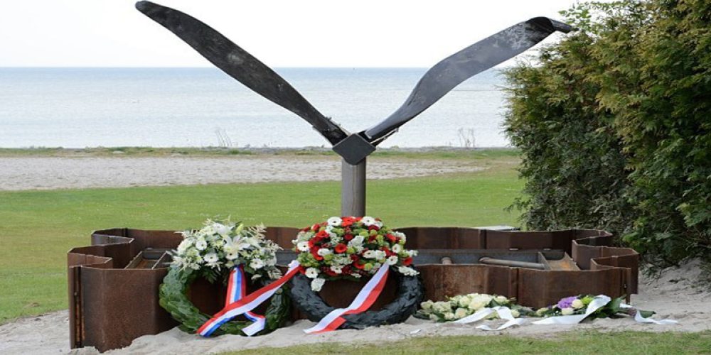 The Dutch drained a section of the North Sea to retrieve the remains of Polish airmen! – video