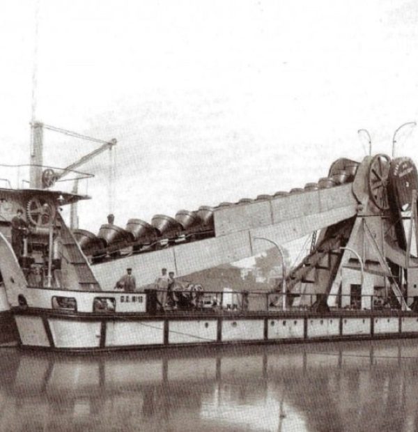 The Underwater Heritage Association has identified the wreck of a 1914 dredger.