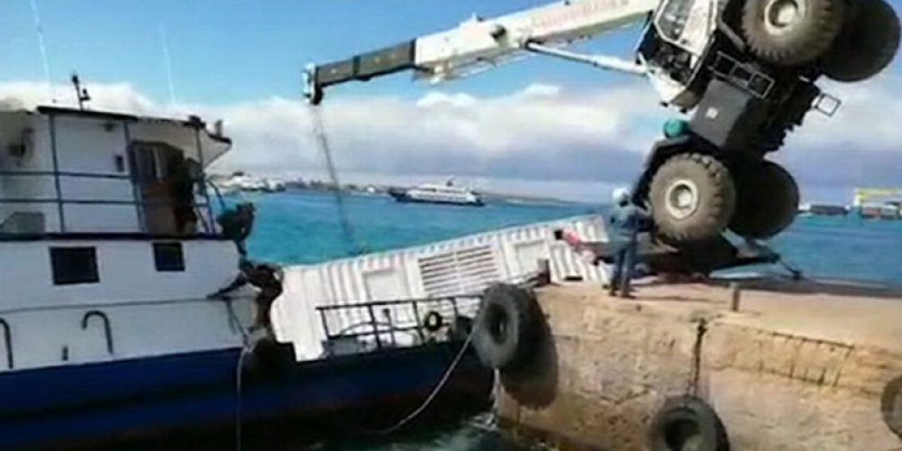 Tragedy in the Galapagos! 600 gallons of oil have entered the water! – video