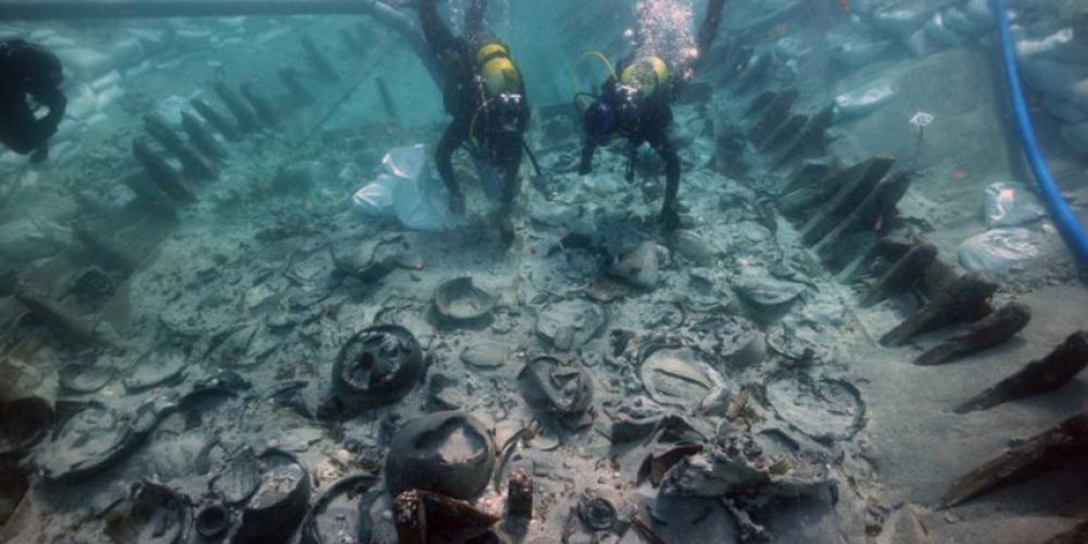 Well-preserved ancient wreck with a cargo of 300 amphorae discovered